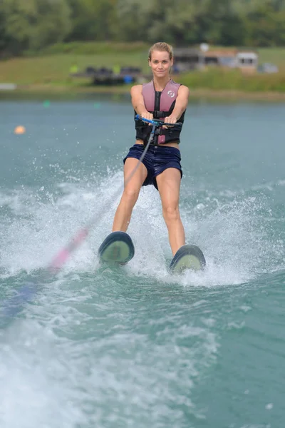 Jong vrouw water skiën op een zee — Stockfoto