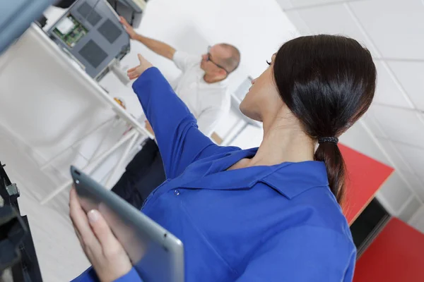 Wijzende op iets en werk — Stockfoto