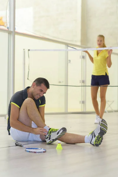 Paar spelen badminton binnenshuis — Stockfoto