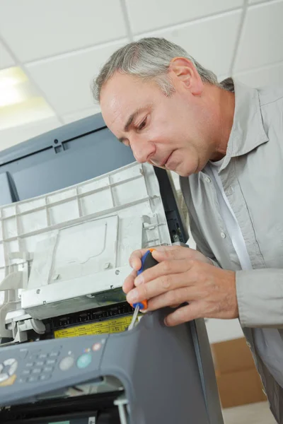 Den office handyman och arbete — Stockfoto