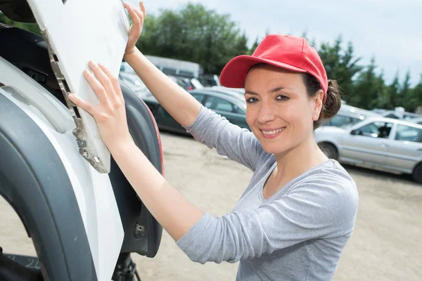 Woman fixing car and woman — Stock Photo, Image