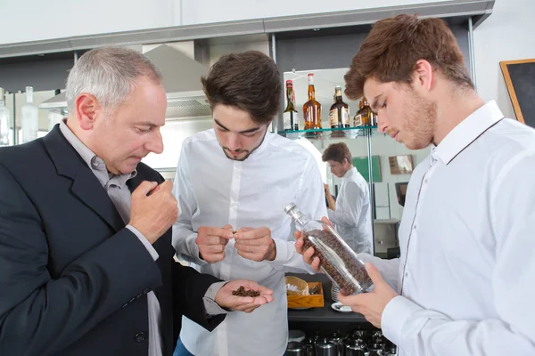 Roasted coffee being smelled by restaurant staff — Stock Photo, Image