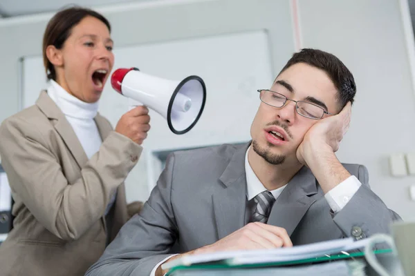 Mujer de negocios near workmate pidiéndole que se despierte —  Fotos de Stock