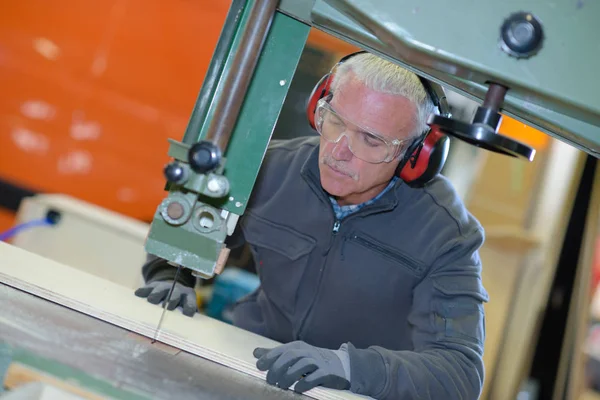 Fräsmaschinenführer bei der Arbeit in der Werkhalle — Stockfoto