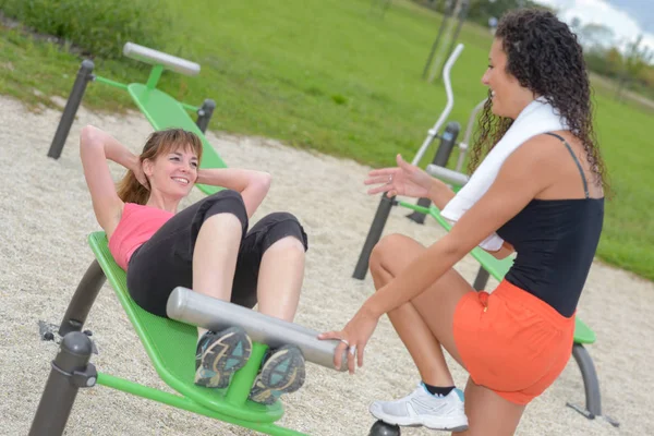 Mulheres fazendo exercícios ao ar livre — Fotografia de Stock