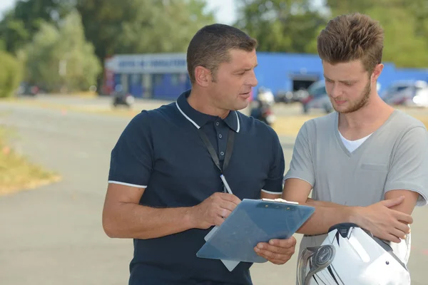 Student misslyckades hans motorcykel test — Stockfoto