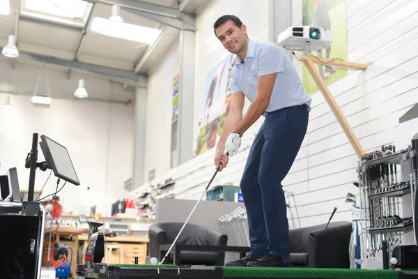 Joueur à l'intérieur avec mini golf — Photo