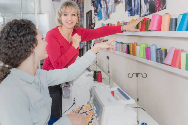 Femme client achat nouveau sac à main en magasin — Photo