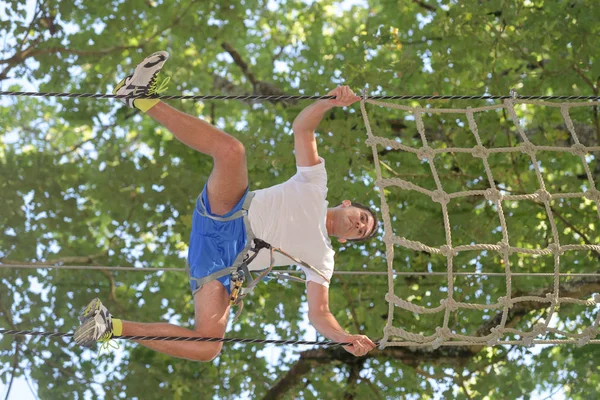 Man klimmend in een boom — Stockfoto