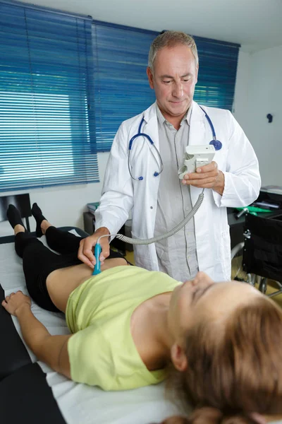 Doctor doing 3d ultrasound on belly of woman in clinic — Stock Photo, Image