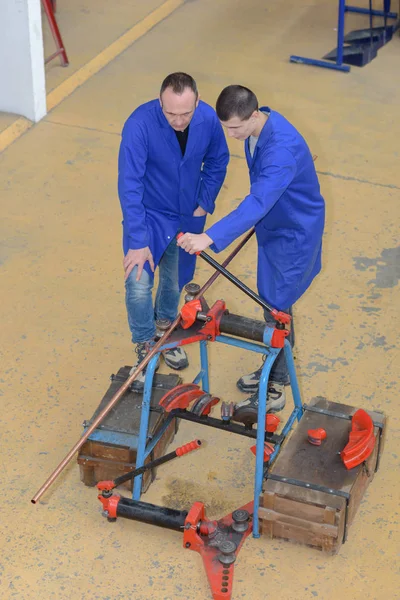 Trabalhadores em armazém moderno com empilhadeira — Fotografia de Stock