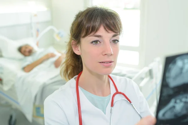 Radiologue vérifie les rayons X dans la chambre d'hôpital — Photo