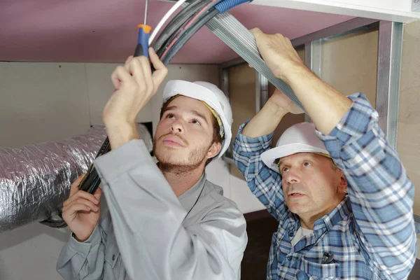 賃金の労働者は、新しいフラット天井プロファイルを設定します。 — ストック写真