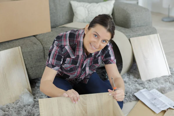 Trämöbler som montering och montering — Stockfoto