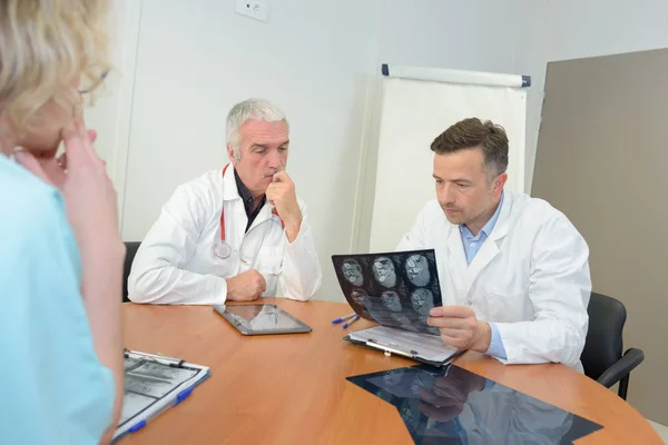 Équipe de médecins regardant les rayons X dans la salle de réunion — Photo