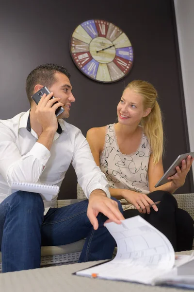 Couple calling family to give news — Stock Photo, Image