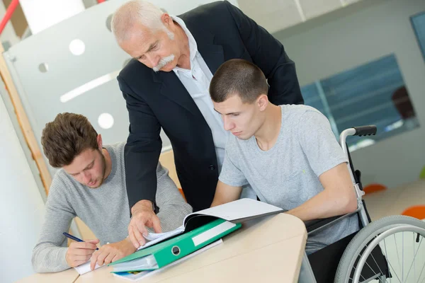 Junge im Rollstuhl im Unterricht — Stockfoto