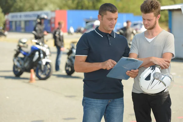 Jovem o dia do exame de moto — Fotografia de Stock