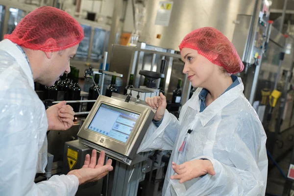 Lavoratori sulla linea di produzione alimentare — Foto Stock