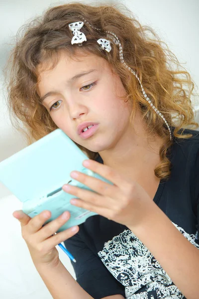 Dítě hrající s miniaplikacemi — Stock fotografie