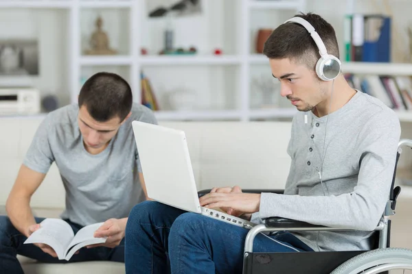 Twee mannelijke studenten gaan over hun huiswerk — Stockfoto