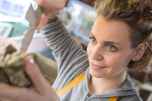 Horisontella porträtt av en ung glad kvinna kund att välja produkter — Stockfoto