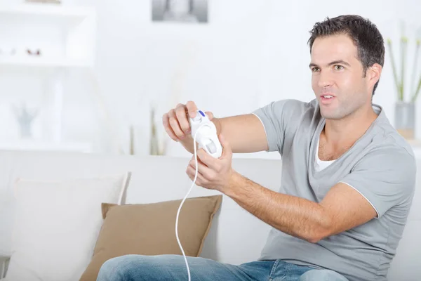 Guapo de mediana edad hombre jugar videojuegos — Foto de Stock