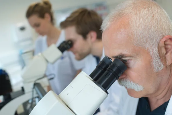 Científicos que estudian el nuevo virus en laboratorio —  Fotos de Stock