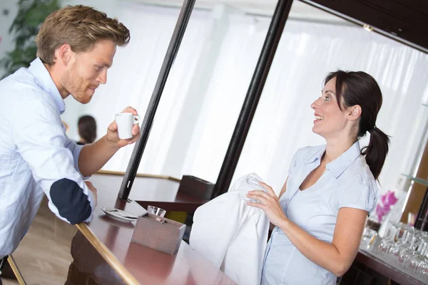 Garçom no bar para cliente em um café — Fotografia de Stock