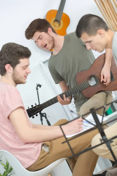 Portrait de trois adolescents branchés jouant de la musique — Photo