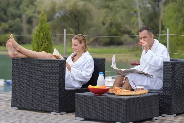 Paar ontspannen door luxe hotelzwembad — Stockfoto