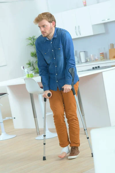 Homem com muletas reabilitação após lesão — Fotografia de Stock