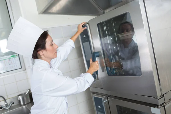 Chef donna che lavora in cucina — Foto Stock