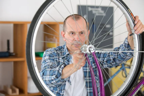 Bisiklet tamircisi bisikletleri tamir ediyor. — Stok fotoğraf