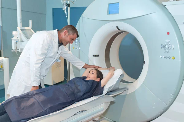 Medico maschile rassicurante paziente femminile prima della tomografia computerizzata scansione — Foto Stock