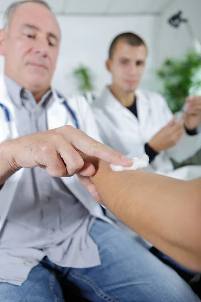 Doctor applying pressure after injection — Stock Photo, Image