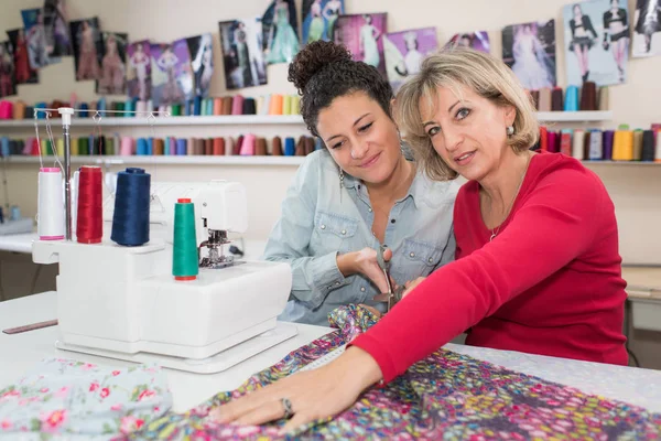 Mamma insegna figlia come cucire — Foto Stock