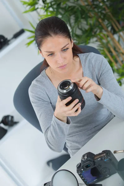 女性のカメラマンがデジタル一眼レフ カメラを固定 — ストック写真