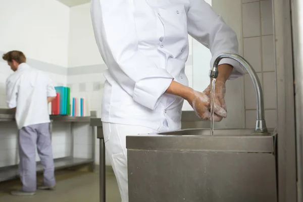 Chef lavándose las manos antes de cocinar — Foto de Stock