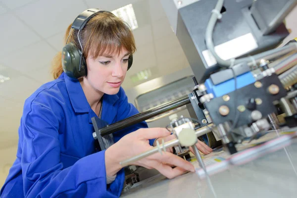 Bella studentessa che fa lavoro pratico in fabbrica — Foto Stock