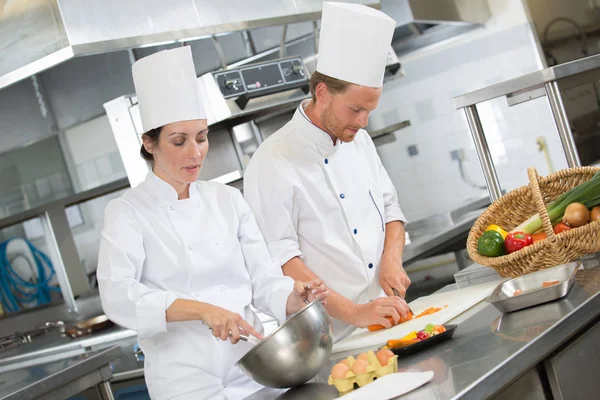 Cocineros masculinos preparando platos en la cocina del restaurante — Foto de Stock