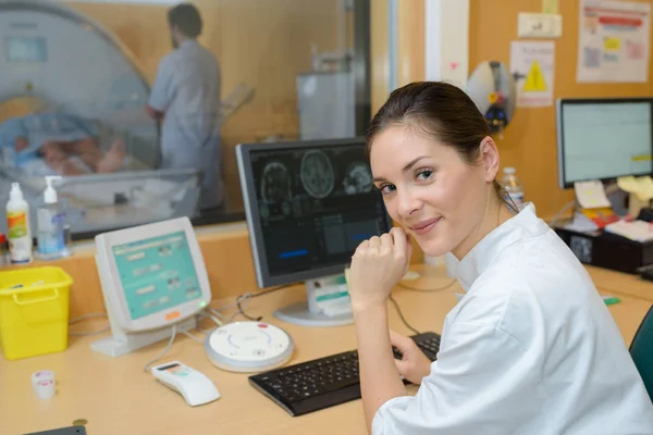 Kvinnliga läkare programmering dator för medicinsk scan — Stockfoto