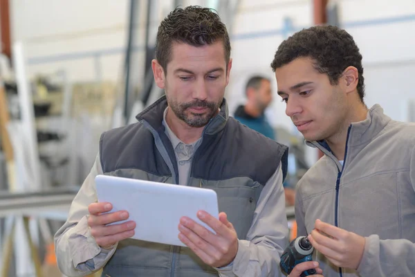 Supervisor e trabalhador manual usando tablet digital na indústria de metal — Fotografia de Stock