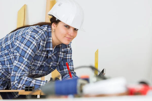 Vrouwelijke bouwvakker kijken naar de camera — Stockfoto