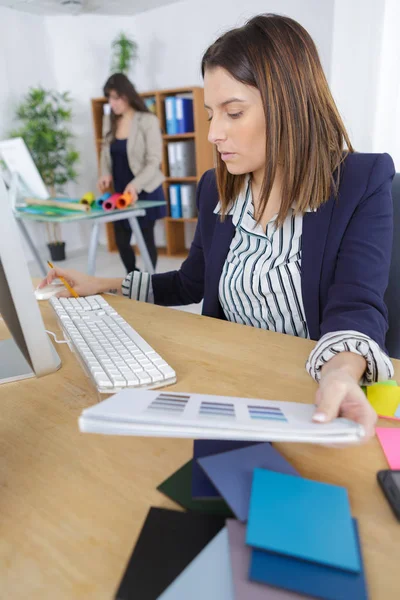 Diseñador de interiores femenino mirando muestras — Foto de Stock