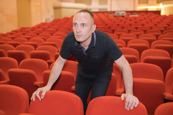 Diretor de teatro em auditório vazio — Fotografia de Stock