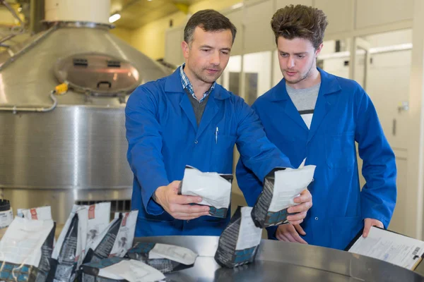 Two men in workwear at the factory — Stock Photo, Image