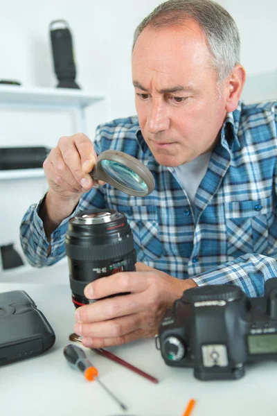 Fotógrafo revisando su equipo de cámara —  Fotos de Stock