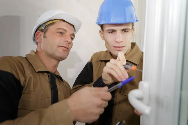 Carpenter process of wood door hinge installation — Stock Photo, Image