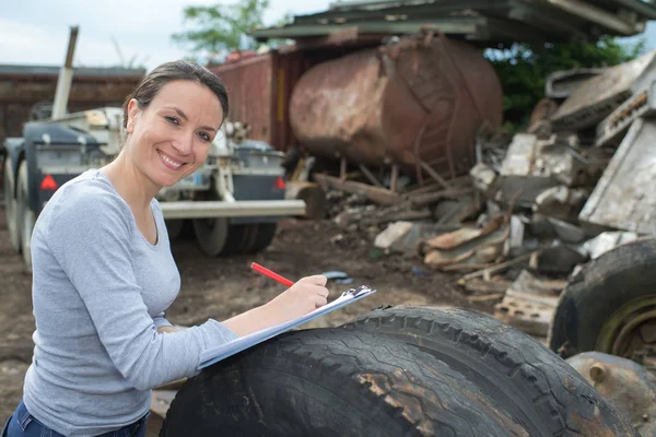 Mujer trabajando en el depósito de chatarra —  Fotos de Stock